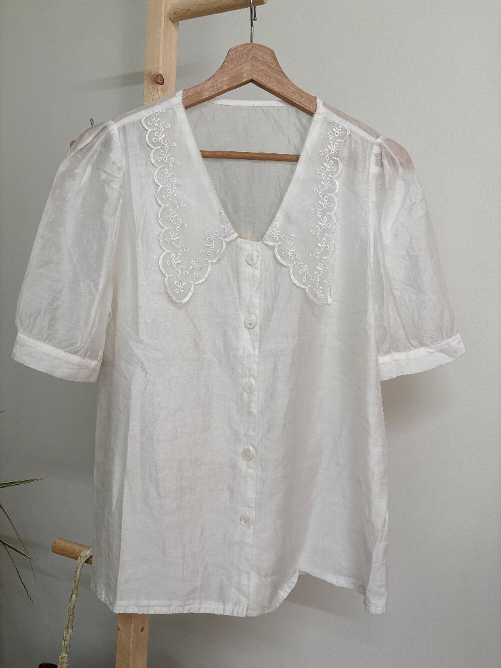 White Short Sleeve Blouse with Embroidered Scalloped Collar – Size Small